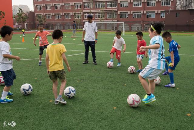 WTA雅典站-郑钦文2-0六号种子进次轮 重返硬地首战告捷